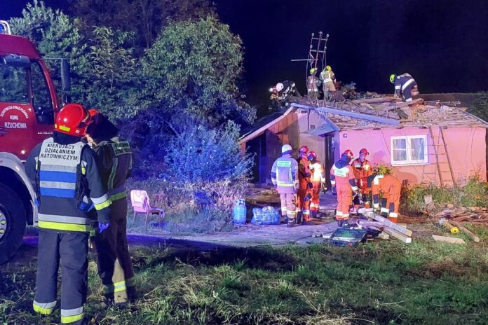 Woźniczna - runął drewniany dom z 1920 roku z dwoma osobami w środku