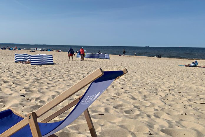 Wymęczeni turyści wracają z południa Europy