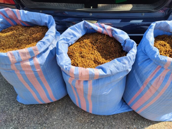 150 kg tytoniu w rękach policjantów, Fot. KMP w Tarnowie