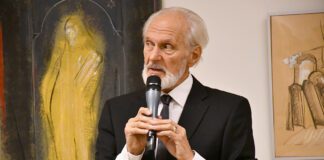 Metafizycznie… szkice do końca września - Janusz Mytkowicz podczas wernisażu 1 fot. Biblioteka Publiczna w Brzesku