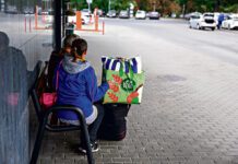 Dom na dworcowej ławce. Małżeństwo pozostało bez dachu nad głową Tarnów - Dom na dworcowej ławce