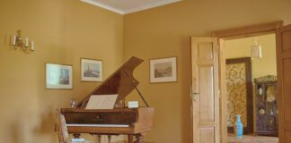 Fortepian Paderewskiego, który znajduje się w dworku w Kąśnej Dolnej, na pewno jest w pełni oryginalny