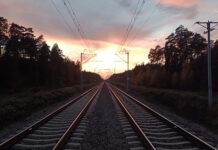 Wkrótce zmiana czasu. Jak zaplanować podróż koleją? Tory kolejowe