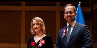 Ewa Łączyńska-Widz dyrektor BWA w Tarnowie odbiera medal Zasłużony Kulturze Gloria Artis