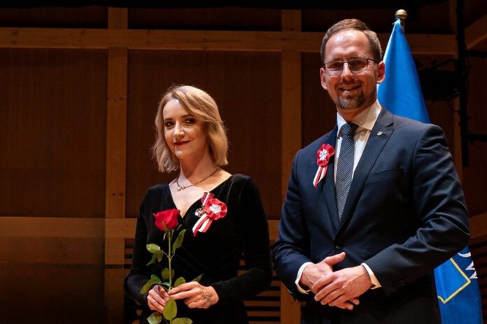 Ewa Łączyńska-Widz dyrektor BWA w Tarnowie odbiera medal Zasłużony Kulturze Gloria Artis