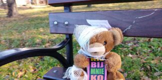 Nie bij mnie. Kochaj mnie