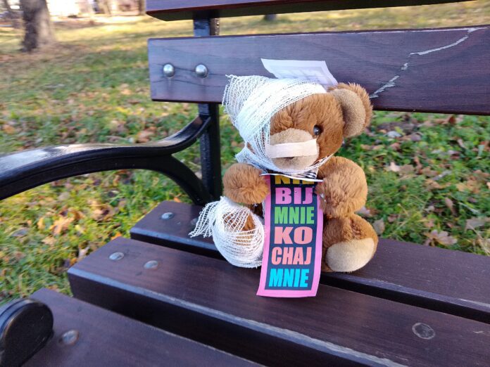 Nie bij mnie. Kochaj mnie Nie bij mnie. Kochaj mnie