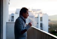 Mieszkańcy podzieleni w sprawie palenia na balkonach