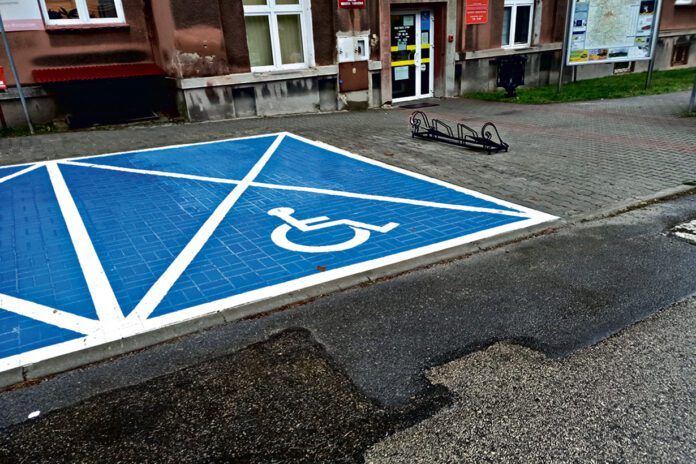 Niepełnosprawni bez kart parkingowych