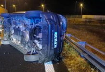 Wypadek na autostradzie - dachował bus