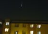 Na niezbyt ostrym zdjęciu widać na niebie podłużny, świecący obiekt