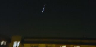 Na niezbyt ostrym zdjęciu widać na niebie podłużny, świecący obiekt