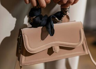 Mała torebka damska - niezbędny dodatek w każdej garderobie
