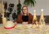 Małgorzata Faliszek wykonuje ozdoby świąteczne ze słomy