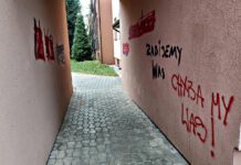 Niepokojące incydenty na tarnowskim osiedlu - wandale dewastują elewacje