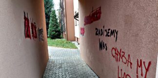 Niepokojące incydenty na tarnowskim osiedlu - wandale dewastują elewacje