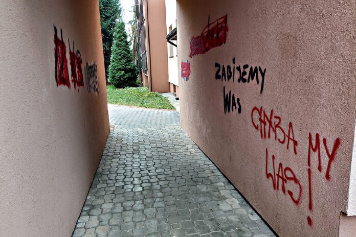 Niepokojące incydenty na tarnowskim osiedlu - wandale dewastują elewacje