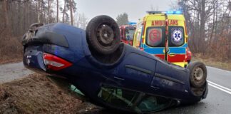 Dachowanie samochodu - w środku troje dzieci