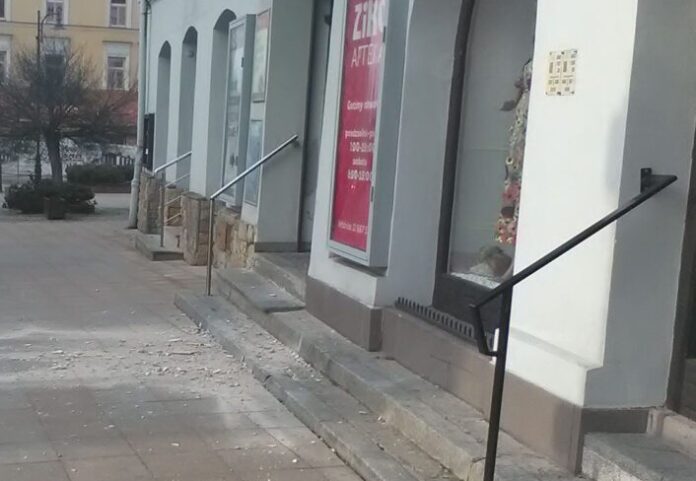 Odłamek tynk na placu