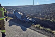 Samochód po dachowaniu w Rzepienniku Biskupim