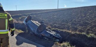 Samochód po dachowaniu w Rzepienniku Biskupim