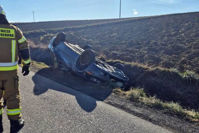 Samochód po dachowaniu w Rzepienniku Biskupim