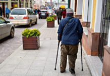 Żeby skorzystać z usług publicznej służby zdrowia, najpierw trzeba tego dożyć