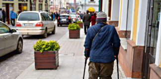 Żeby skorzystać z usług publicznej służby zdrowia, najpierw trzeba tego dożyć