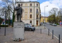 Pomnik Kaczyńskiego nie do ruszenia