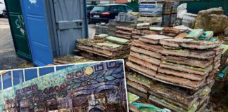 Teatralne maski cenionego architekta trafiły na śmietnik