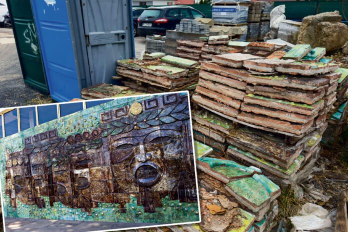 Teatralne maski cenionego architekta trafiły na śmietnik