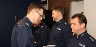 Paweł Klimek (z prawej) żegna się ze stanowiskiem rzecznika prasowego tarnowskiej Policji, fot. KMP w Tarnowie