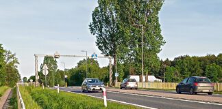 Tajemnicza bordowa laguna