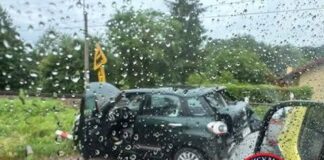 Kobieta w samochodzie zderzyła się z pociągiem