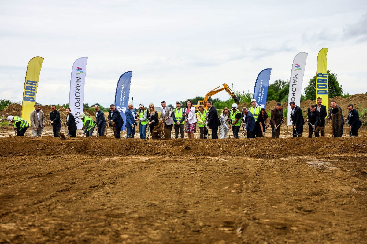 Symboliczne wbicie łopaty pod budowę etapu III łącznika węzła A4 Bochnia z DK 94