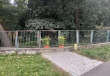 Drewniany krzyż ul. Braci Saków