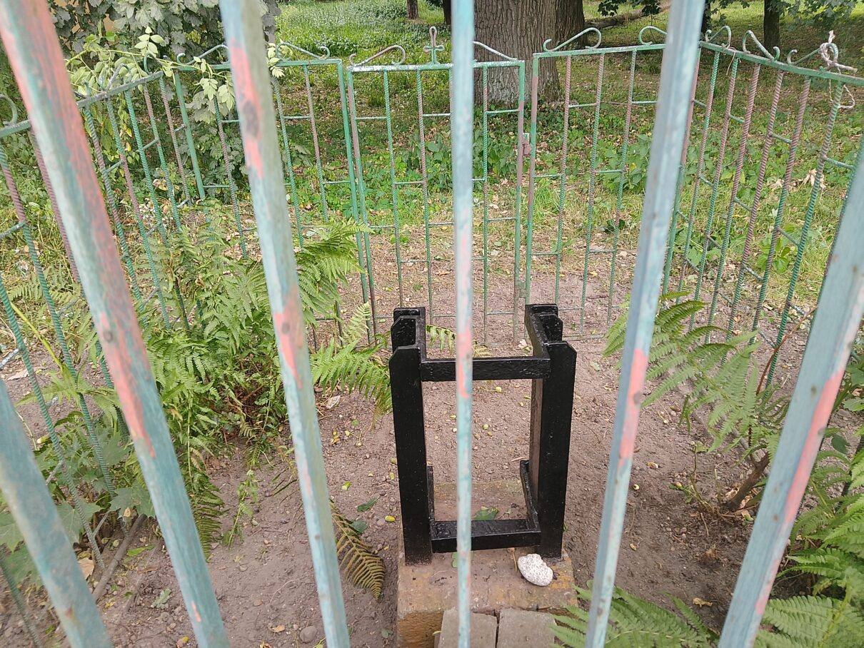 Drewniany krzyż ul. Braci Saków