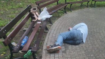 Nietrzeźwy mężczyzna w Parku Strzeleckim 