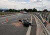 Wypadek na obwodnicy Tarnowa. Skuter zderzył się z Audi, kierowca w szpitalu