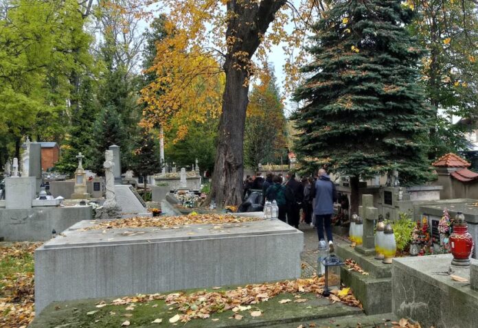 Sprzątanie cmentarza