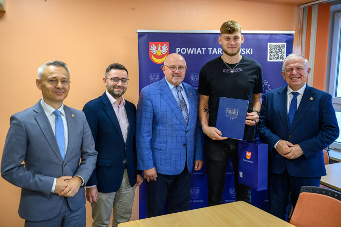 Mateusz Poręba w Starostwie Powiatowym w Tarnowie, fot. Paweł Topolski