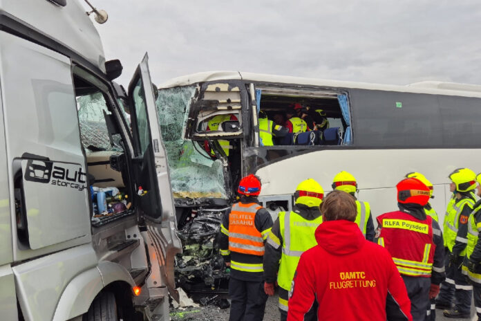 Wypadek autokaru z wicemarszałkiem na autostradzie w Austrii