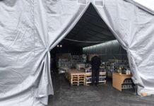 Najlepiej płonące znicze w Tarnowie – pomoc po pożarze lokalnej hurtowni.