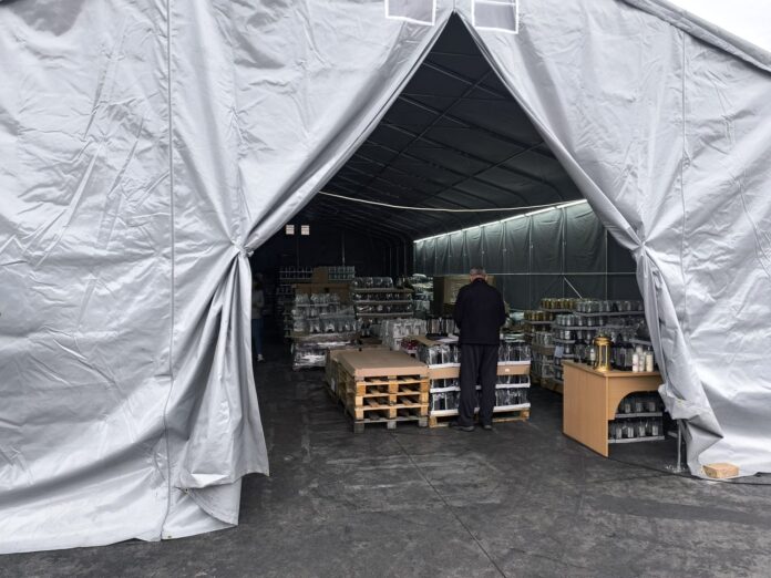 Znicze można kupić w namiocie na miejscu starej hurtowni