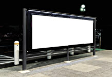 Telebim za ponad pół miliona złotych stoi w garażu. Kto bogatemu zabroni tam go trzymać? Telebim za ponad pół miliona złotych stoi w garażu