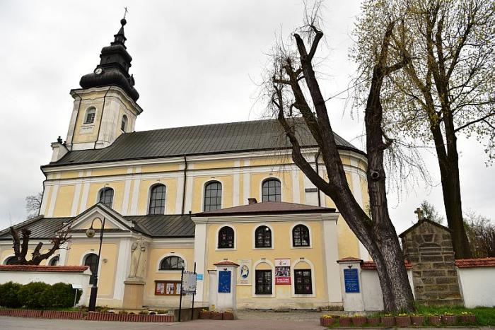 Włamanie na plebanię parafii św. Jakuba w Tuchowie. Zamaskowani sprawcy zostali spłoszeni przez księdza