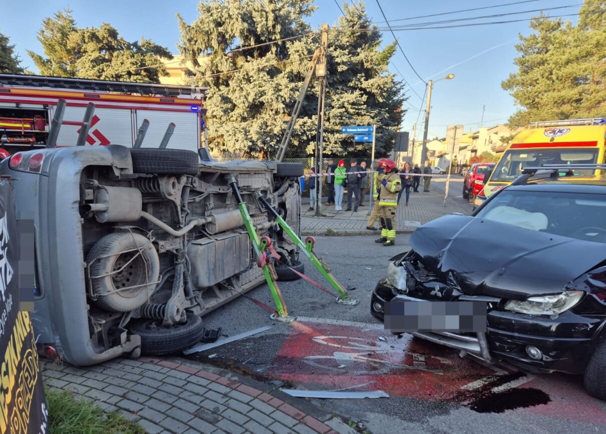 Tarnów Wypadek na skrzyżowaniu Kościuszki, jeden z samochodów dachował. Kobieta trafiła do szpitala