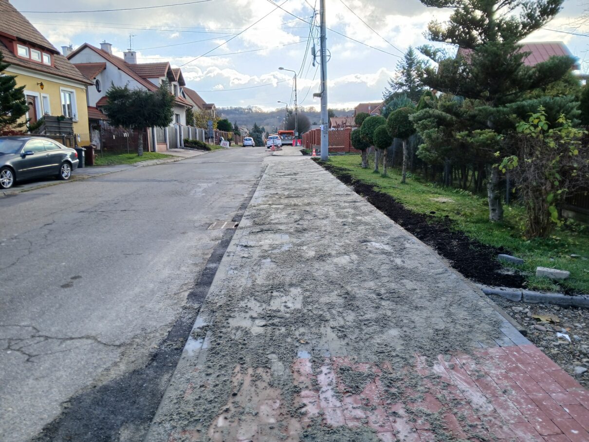 Kilkaset metrów nowego chodnika pod „Marcinką” [ZDJĘCIA]