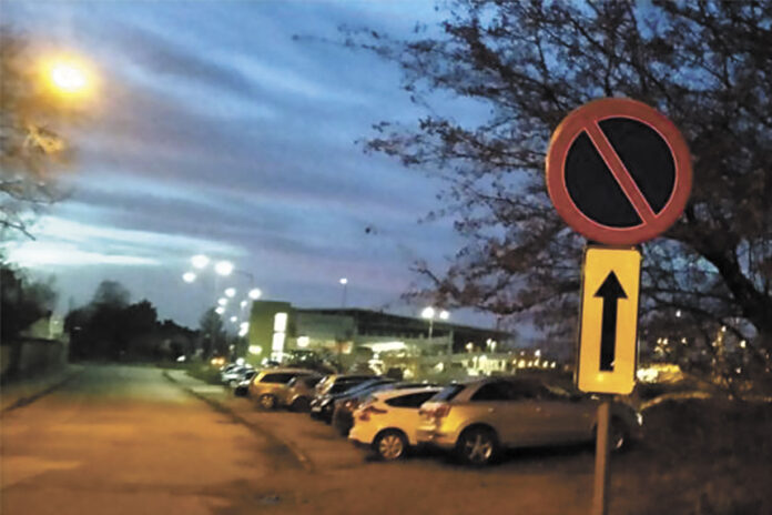 Dziki parking przy dworcu