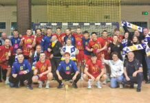 Handball Pałac Tarnów. Zwycięstwo w ostatnim meczu rundy Zawodnicy drużyny Handball Pałac Tarnów pozują do zdjęcia po wygraniu meczu piłki ręcznej